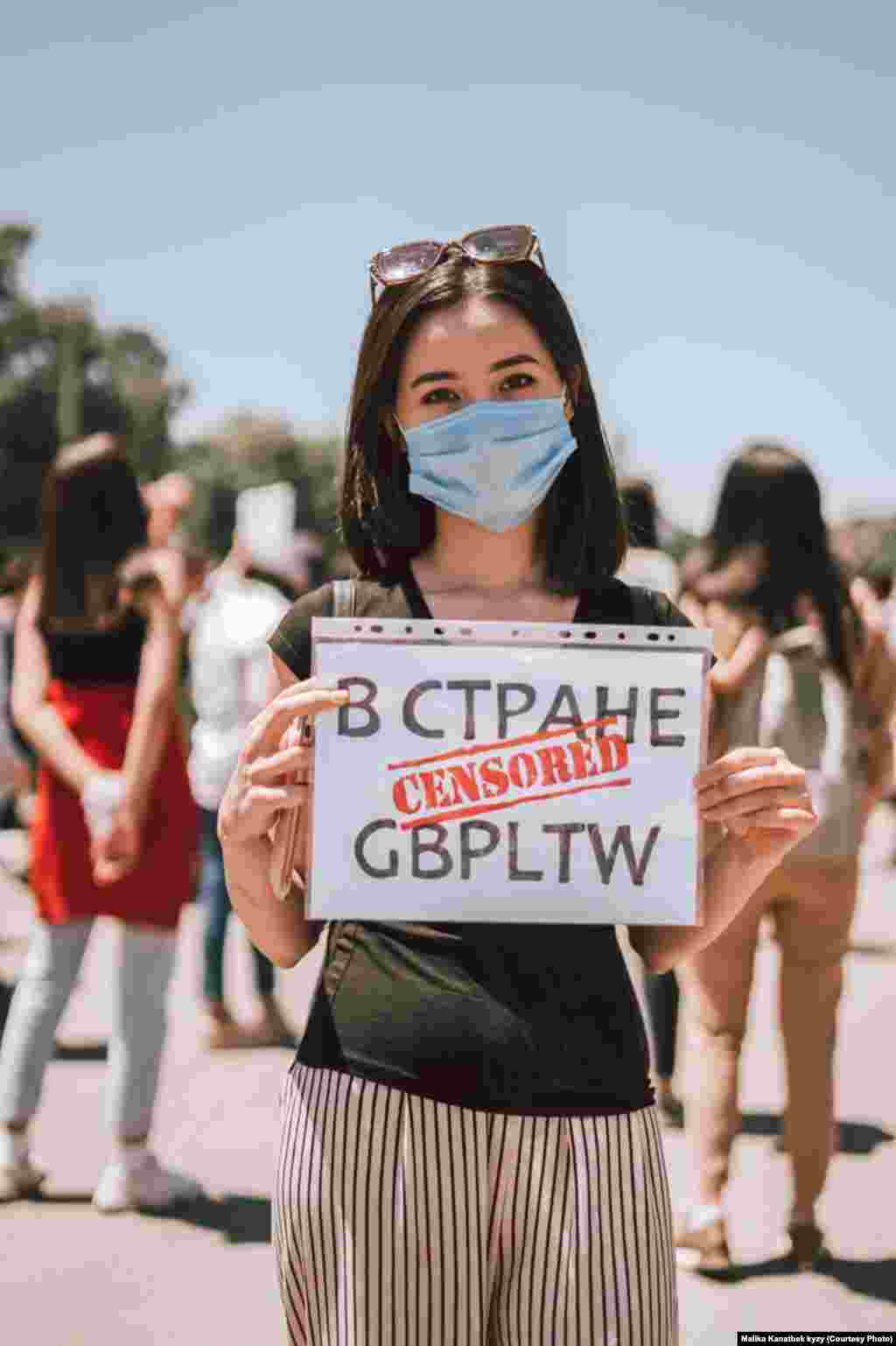 “Эркиндик!” деп чакырык таштаган митингчилер Эркиндик гүл багынан Акүйдүн алдына жөө жүрүш менен келишти. 