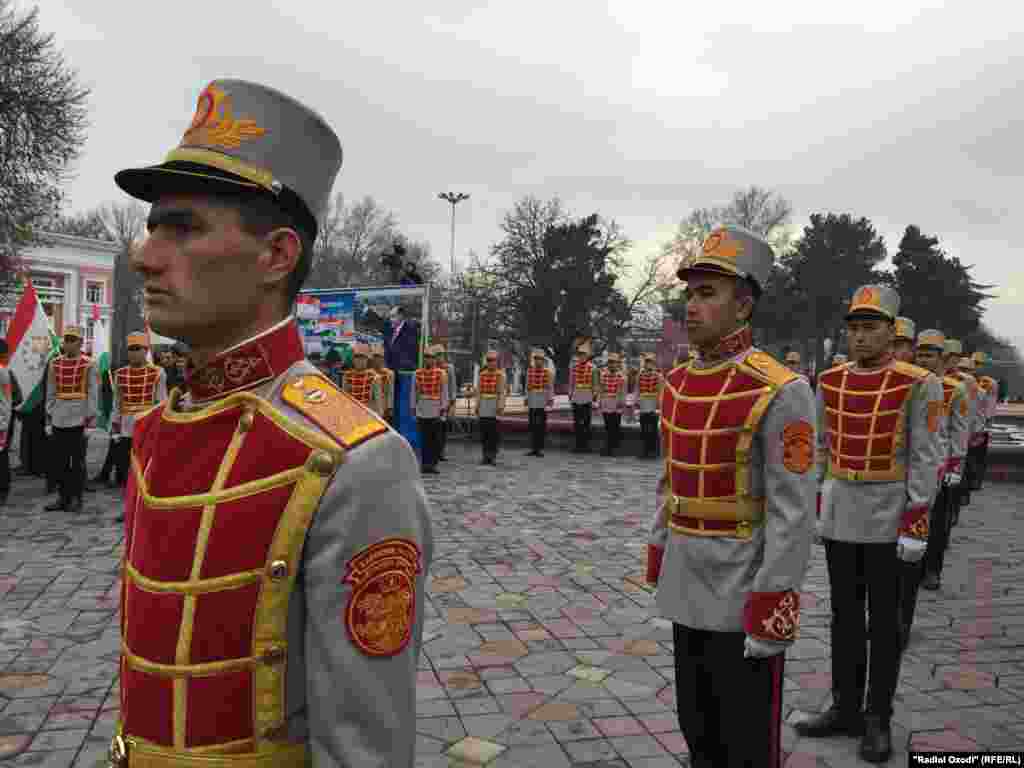 Жаңа заңда "ұлт көшбасшысының" жанұясы мүшелері мен олардың барша мүліктері мемлекет тарапынан қорғалатыны айтылған.