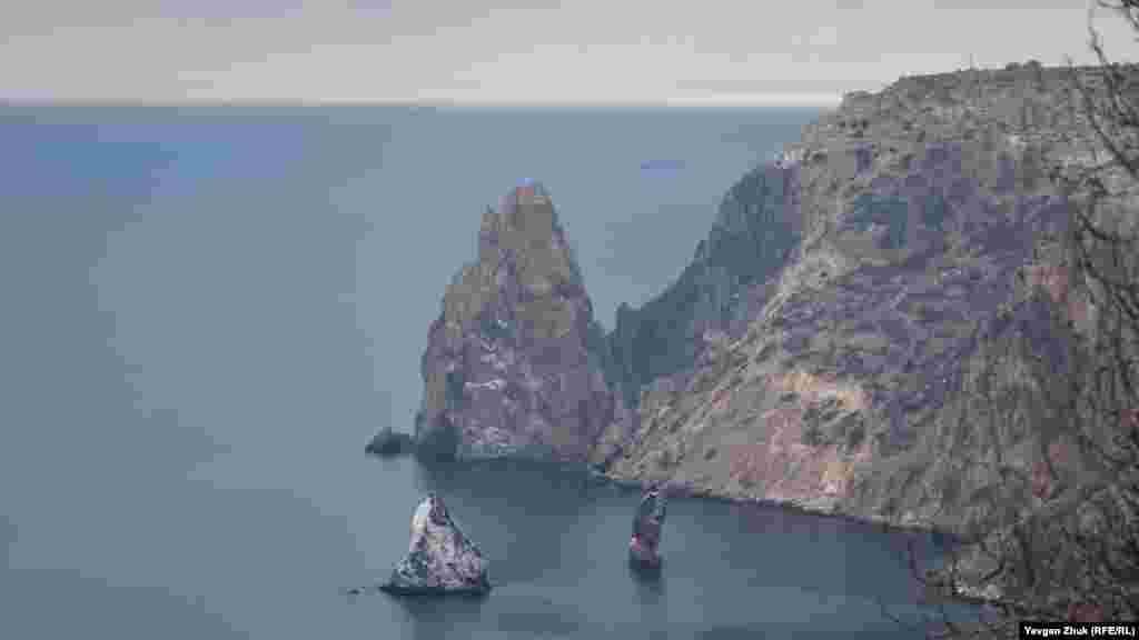 Скалы Орест и Пилад, расположенные в Черном море близ мыса Фиолент. Больше фото здесь