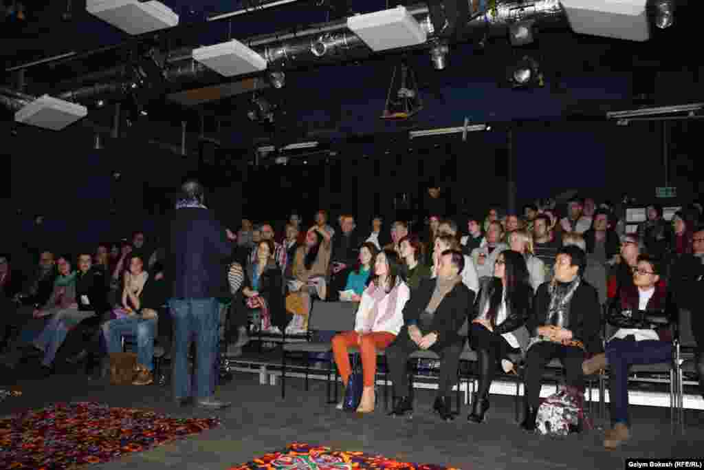 Зрители на спектакле "Лавина" в "Арт-театре". Кельн, 28 февраля 2012 года.