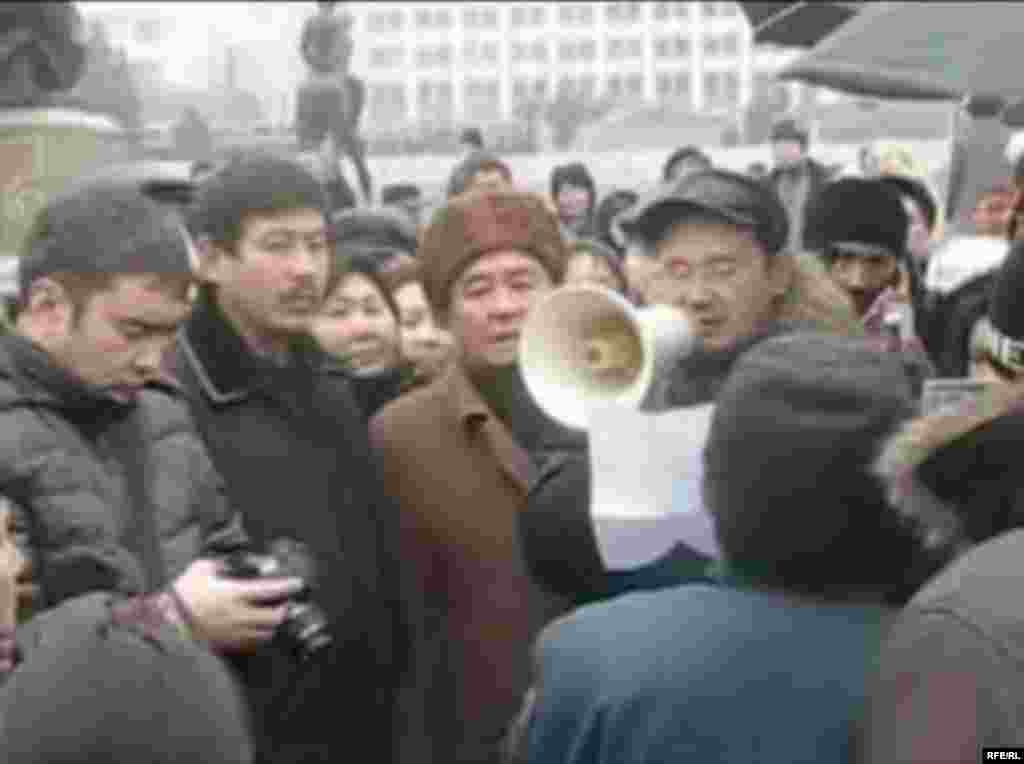 Оппозиция жетекшісі Айнұр Құрманов тұтқынға алынар алдында ғана митингіде сөйлеп тұр. Алматы, 16 желт. 2008 жыл. - Лидер оппозиции Айнур Курманов выступает на митинге протеста за несколько минут до своего ареста. Алматы, 16 декабря 2008 года.