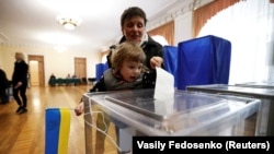 На одном из избирательных участков в Украине. 