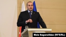 На уточняющий вопрос журналистов глава правительства высказал предположение, что в эскалации напряженности заинтересована Россия