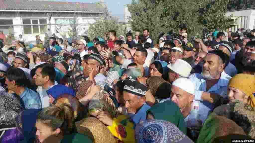 "Халықтың қуанғанын көрдім. Енді төлқұжат көрсетіп өте бересіз. Одан басқа ешқандай құжат қажет болмайды", - деді "Достук" бекетіндегі ашылу шарасына қатысқан Өзбекстанның Әндіжан облысының басшысы Шухратбек Әбдірахманов.