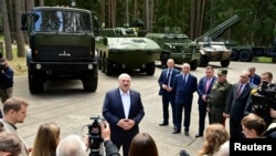 Беларустун лидери Александр Лукашенко Минск облусундагы аскердик-өндүрүштүк комплекске барган маалда журналисттердин суроолоруна жооп берүүдө. 13-июнь, 2023-жыл. Лукашенконун маалымат кызматы тараткан сүрөт REUTERS агенттиги аркылуу алынды. 