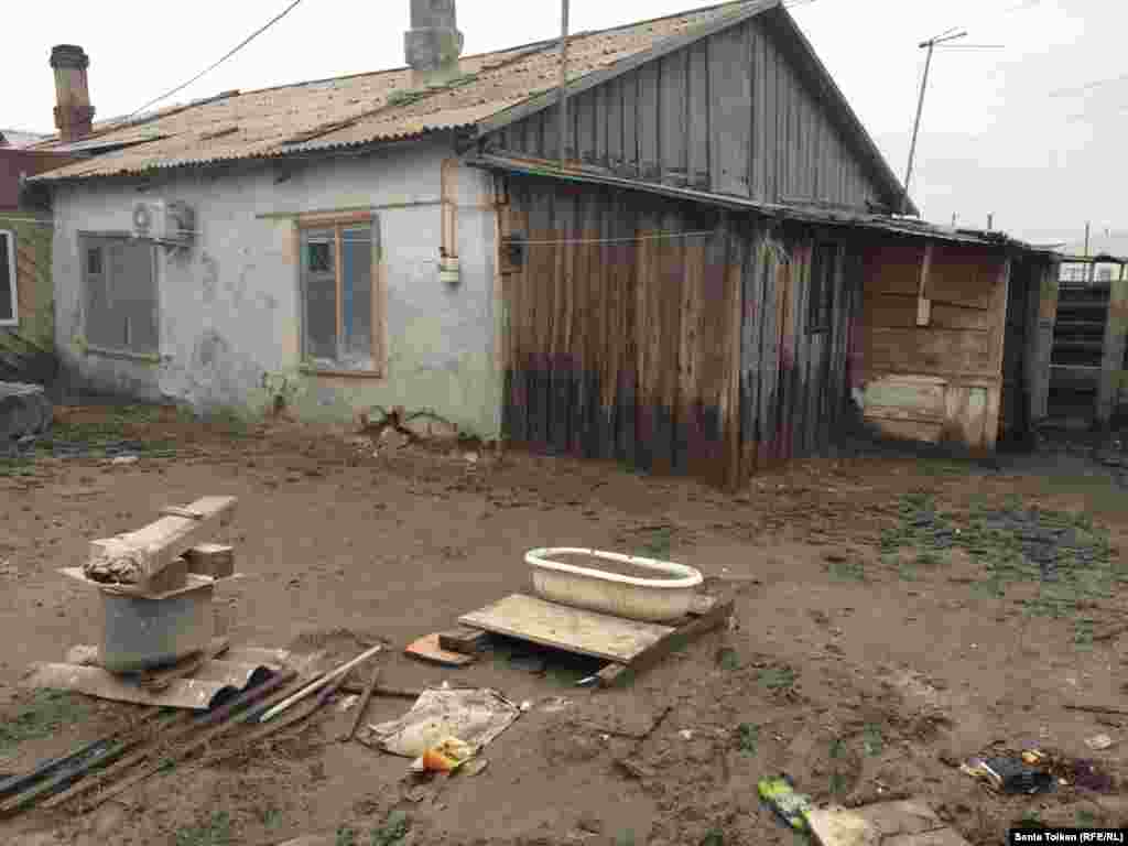 Үйлері былтыр мамыр айындағы нөсер кезінде де суға кеткенін айтқан тұрғын "Кейін Атырау қаласы әкімдігі пәтер жөндеуге көмектесті, үйімізді майлап, сылап, реттегендей болдық. Бірақ, міне, көктем шыға сол жағдай тағы қайталанды" дейді.
