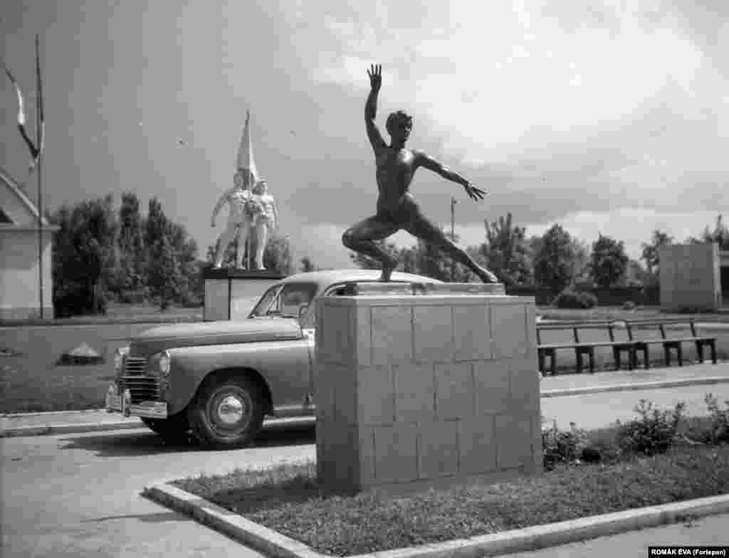 Бухарест, 1957 год. После прихода к власти коммунистов в Румынии, как и по всей Восточной Европе, появились сотни скульптур в стиле социалистического реализма. 