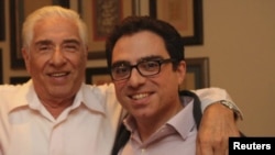 سیامک (راست) و باقر نمازی، به اتهام همکاری با «دولت‌های خارجی متخاصم» به ۱۰ سال زندان محکوم شده اند