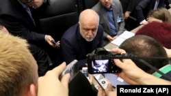 تاکتیک دعوت به مناظره می‌تواند برای زنگنه یک گام رو به جلو باشد ولی دشواری‌های سیاسی و اقتصادی پیش‌روی صنعت نفت، آنقدر بزرگ است که در موقعیت کلی او تغییر مهمی ایجاد نمی‌کند.