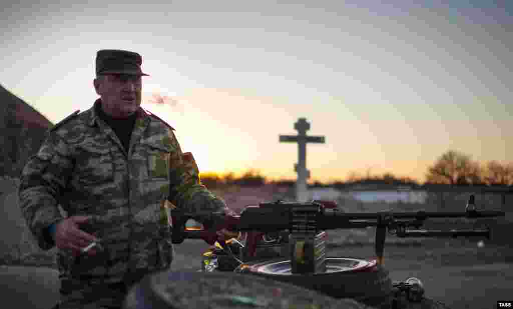 Боец пророссийских сепаратистов в Луганской области