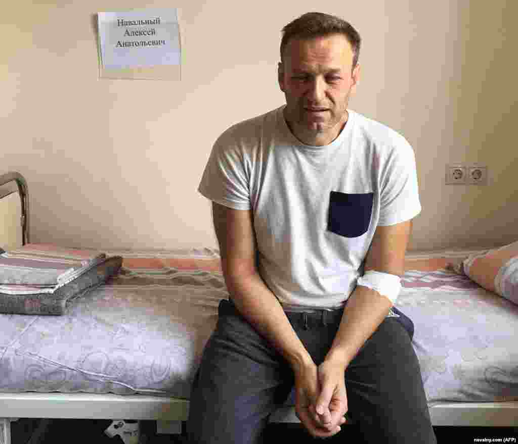 Навальный с красными и опухшими глазами на больничной койке в Москве, 29 июля 2019. Ему стало плохо в камере во время отбывания ареста по обвинению в организации несанкционированного митинга. Он предположил, что его отравили. Врачи объяснили недомогание «острой аллергической реакцией».