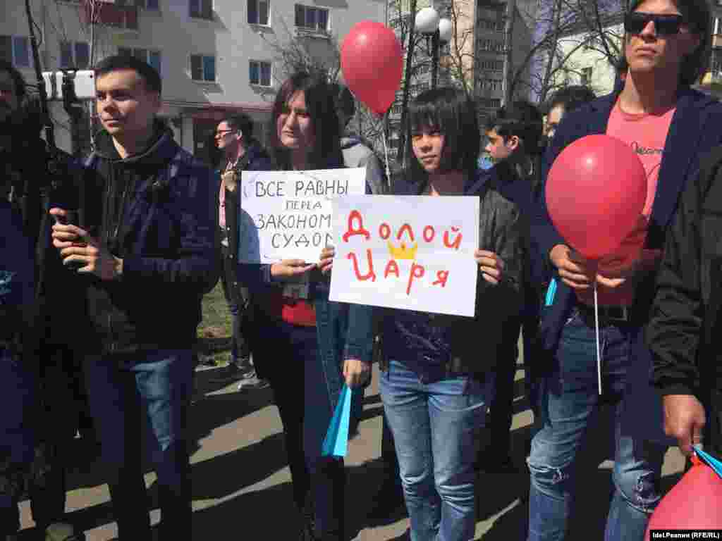 Митинговавшие держали в руках плакаты с надписью "Долой царя!" 