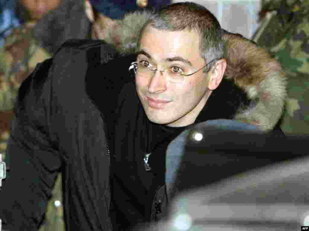 2003 елның 23 декабрендә ЮКОСның элекке башлыгы Мәскәү мәхкәмәсеннән милиция сагы астында чыга