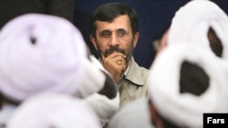 محمود احمدی نژاد، ریيس جمهوری اسلامی ايران، امروز جمعه، به شهر قم رفت تا با مراجع تقليد ديدار کند.