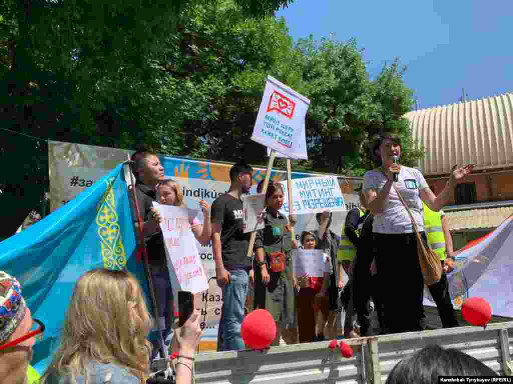 Митингіде сөйлеп тұрған белсенді Әсия Төлесова. Ол сәуір айындағы марафон кезінде "Шындықтан қашып құтылмайсың" деген жазуы бар баннер ілгені үшін бірнеше белсендімен бірге әкімшілік жазаға тартылған. Алматы, 30 маусым 2019 жыл.