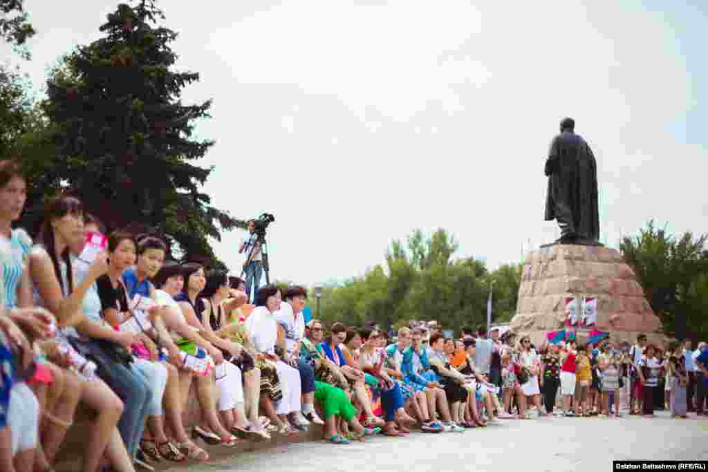 Республика алаңы алдына 400 жуық адам жиналды. Көбі - студенттер, мемлекеттік қызметкерлер, зейнеткерлер мен волонтерлар. 