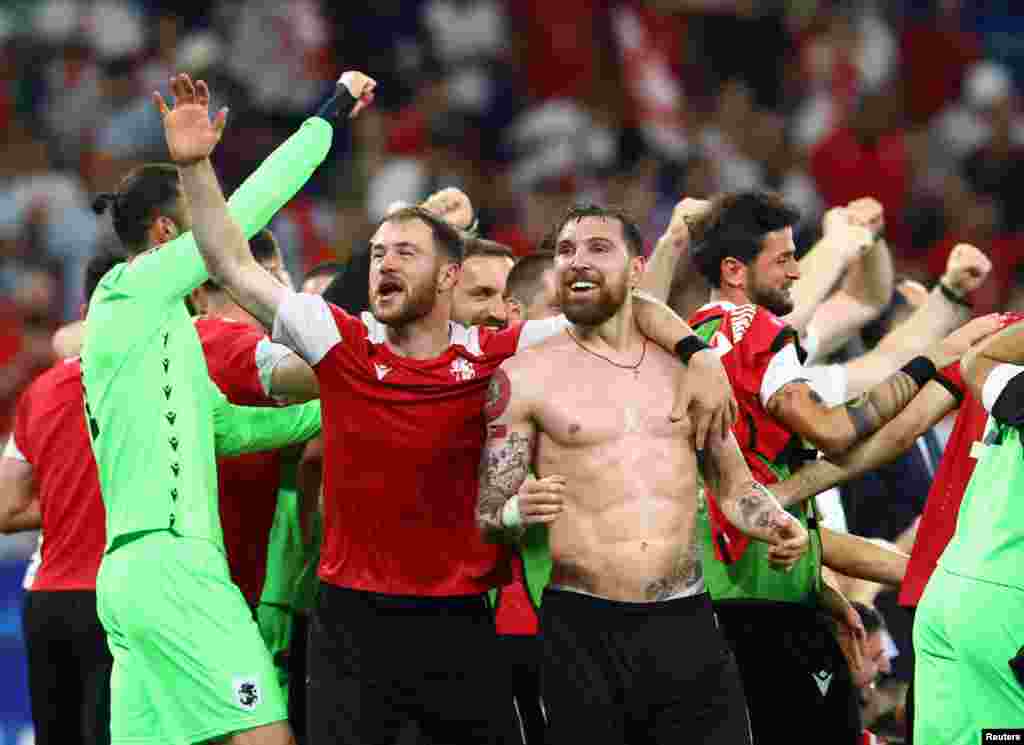 Грузия выиграла со счетом 2:0. На фото – Буду Зивзивадзе и капитан Гурам Кашия