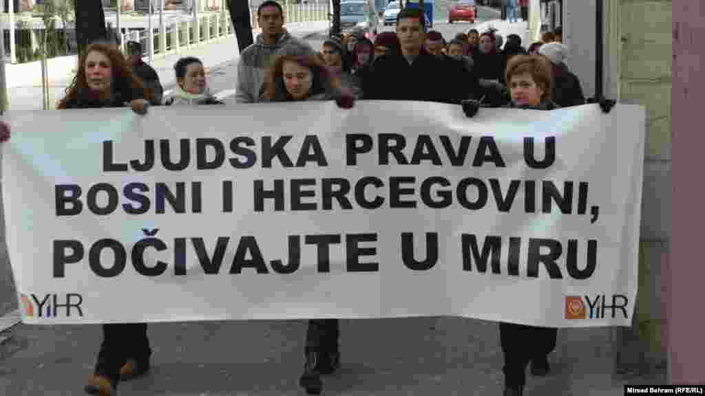 Performans "Sahrana ljudskih prava u BiH" na u Mostaru, 10. decembar 2012.