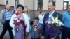 Адзіным беларускамоўным вучнем у 1-й сярэдняй школе гораду Магілёва стаў Валянцін Асіпчук (у цэнтры). На фота зьлева настаўніца Натальля Аржанава і бацька хлопца Ігар Аляксандравіч