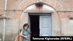 Квартира Мананы – это одна комнатушка три на три метра, заставленная сервантами, завешанная коврами. В нос сразу бьет запах пыли, смешанный с сыростью и порезанным луком. С одной из стен на гостей квартиры невозмутимо взирает генералиссимус Иосиф Сталин