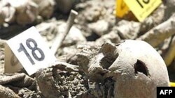 Posmrtni ostaci pronađeni u masovnoj grobnici u selu Budak nadomak Srebrenice, juli 2007. godine