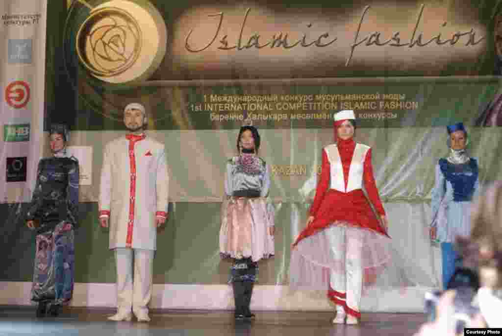 Казанда беренче тапкыр "Islamic clothes" халыкара мөселман модасы бәйгесе узды. Анда хатын-кызлар, ирләр һәм балалар өчен коллекцияләр тәкъдим ителде. Бәйгедә гомумән 40 модельер катнашты. Һәм 51 коллекциянең 10-ысы финалга узды. Дизайнерларның эше Pret-a-porte", "Du Luxe" һәм “Милли костюм” номинацияләре нигезендә бәяләнде. Беренче номинациядә жюри гран-при бирмәде. Калган ике номинациядә дә Казаннар җиңде: Эльмира Хаматова һәм Наҗия Вәлиева.