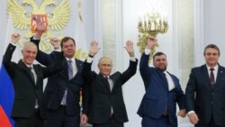 Vladimir Putin și reprezentanți ai separatiștilor din regiuni ucrainene pe care le revendică Rusia la ceremonia în care au fost semnate decretele de anexare.