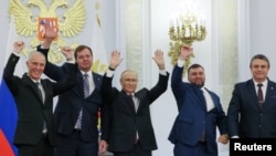 რუსეთის პრეზიდენტი პუტინი მის მიერ ანექსირებულად გამოცხადებული ხერსონის, ზაპოროჟიეს, დონეცკის და ლუგანსკის ე.წ. მეთაურებთან ერთად. მოსკოვი, 2022 წლის 30 სექტემბერი
