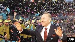Нурсултан Назарбаев приветствует своих сторонников после объявления его победителем на президентских выборах. Астана, 5 декабря 2005 года.