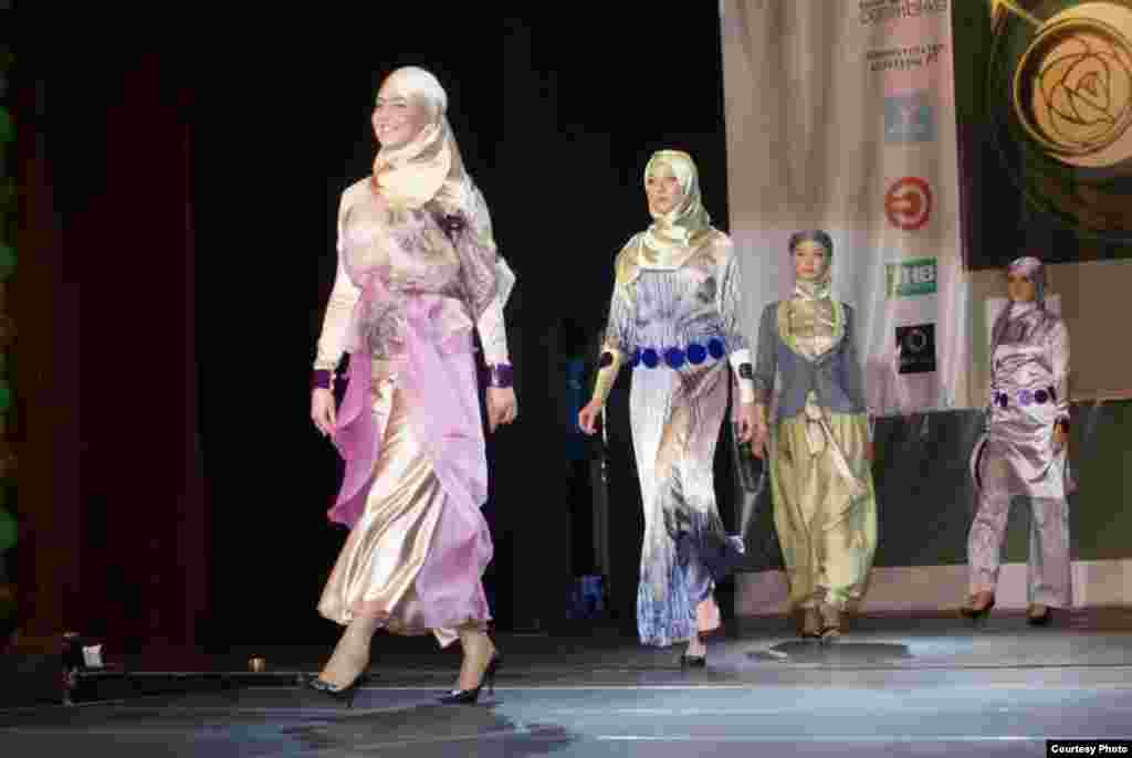Казанда беренче тапкыр "Islamic clothes" халыкара мөселман модасы бәйгесе узды. Анда хатын-кызлар, ирләр һәм балалар өчен коллекцияләр тәкъдим ителде. Бәйгедә гомумән 40 модельер катнашты. Һәм 51 коллекциянең 10-ысы финалга узды. Дизайнерларның эше Pret-a-porte", "Du Luxe" һәм “Милли костюм” номинацияләре нигезендә бәяләнде. Беренче номинациядә жюри гран-при бирмәде. Калган ике номинациядә дә Казаннар җиңде: Эльмира Хаматова һәм Наҗия Вәлиева.