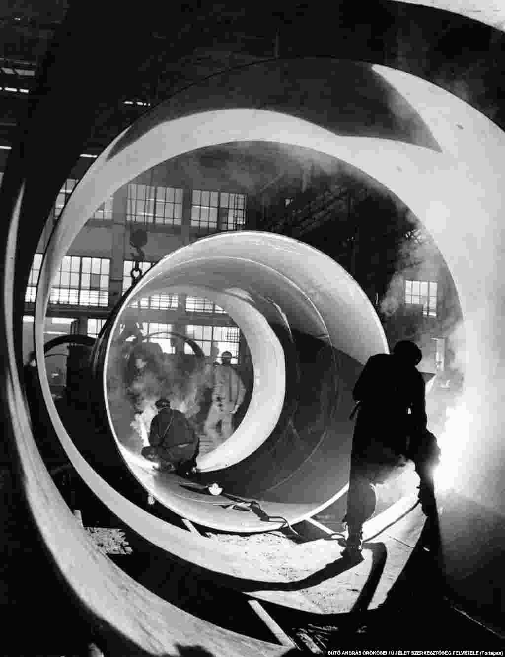 Сварщики за работой. Бухарест, машиностроительный завод "Вулкан", 1973 год.