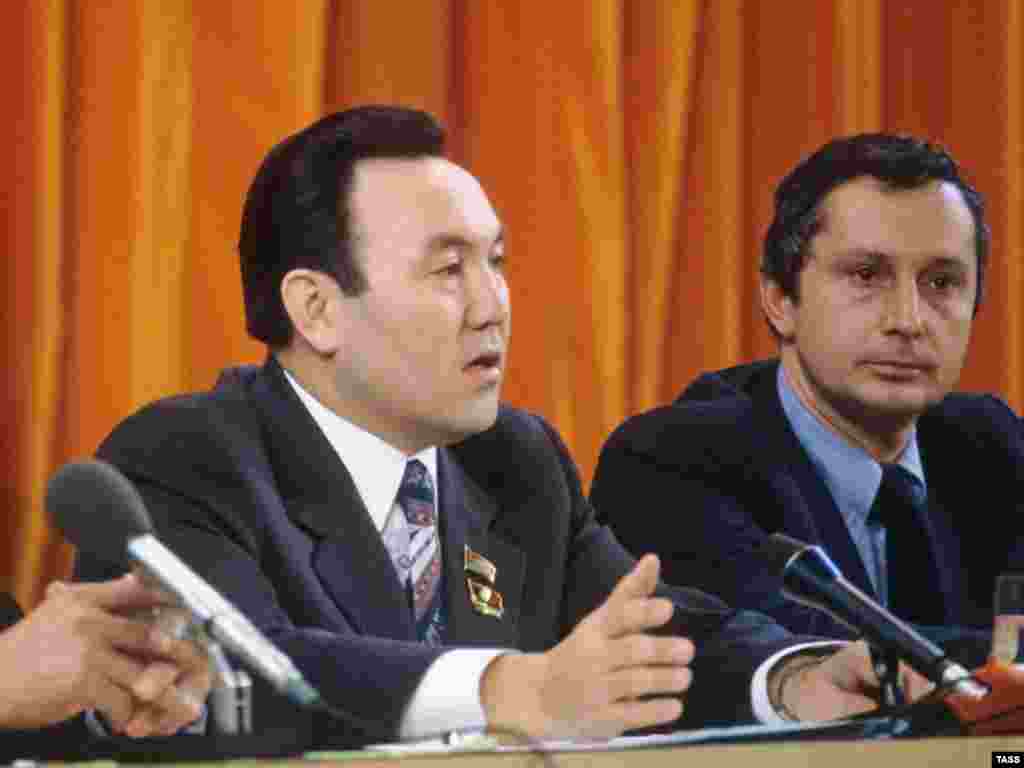 1990 жылы 24 сәуір күні Қазақ ССР Жоғары Кеңесі «Қазақ ССР президенті қызметін тағайындау және Конституцияға өзгерістер мен толықтырулар енгізу туралы» заң қабылдады. Сол күні Жоғары Кеңес жаңадан тағайындалған ең биік лауазымды қызметке 49 жастағы Нұрсұлтан Назарбаевты сайлады. Суретте: Нұрсұлтан Назарбаев (сол жақта) Қазақ ССР делегациясының баспасөз мәслихатында. Мәскеу, 1981 жыл.