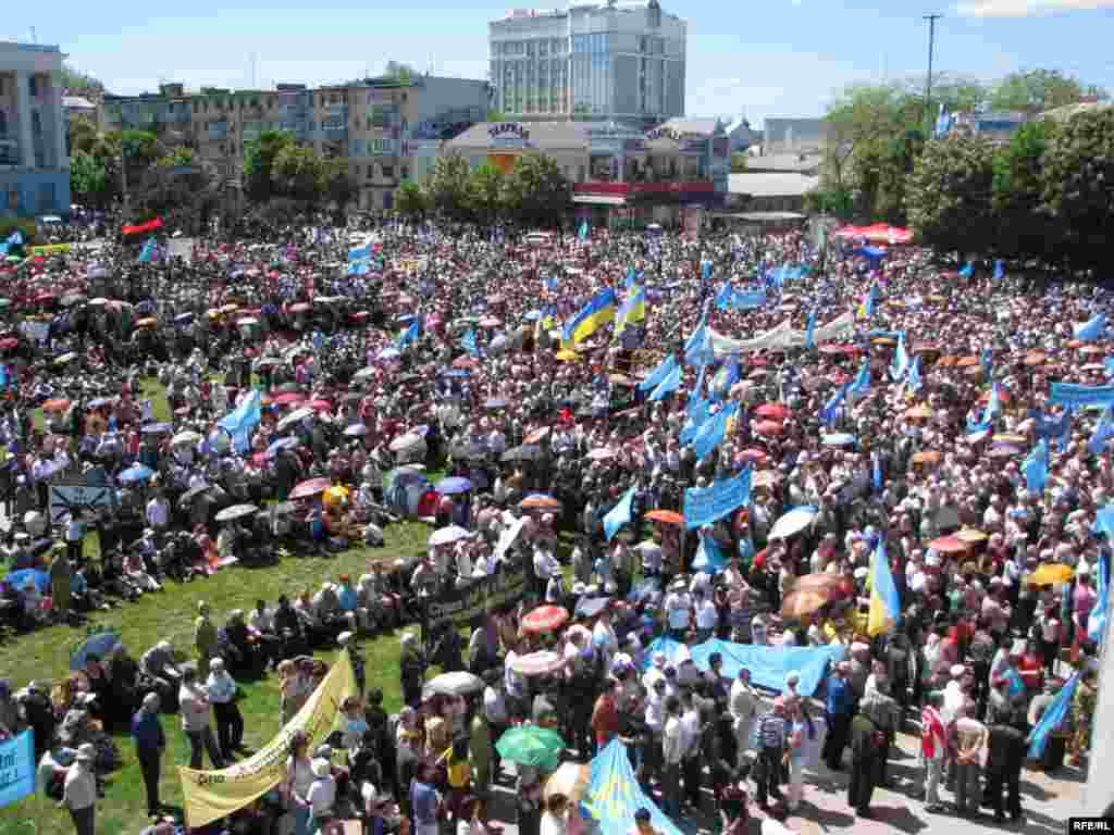 7. 2009 ел, Акмәчет, Ленин мәйданы Кырымтатар фаҗигасен украин милләтчеләре күтәреп ала. Артта кызыллы-каралы әләм. Кызагынчка, украиннар кырымтатарларны яклау эшендә соңга калды.