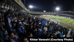 گروهی از تماشاگران بازی استقلال-العین/ گزارش شده دختری که خودسوزی کرده برای تماشای این بازی به ورزشگاه رفته است.