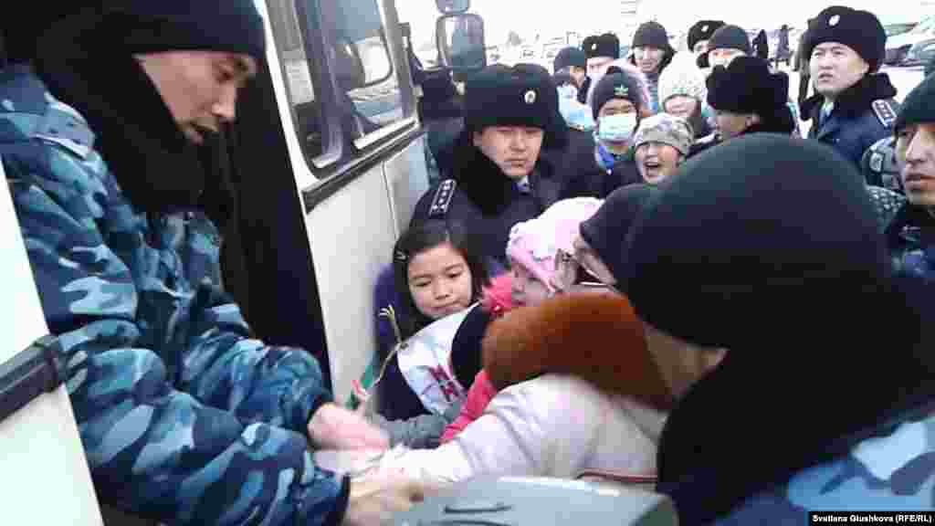 В социальных сетях активно обсуждался и видеосюжет о разгоне полицейскими акции протеста жителей комплекса «Махаббат» в Астане. Полицейские скрутили и затолкали в автобус протестующих, в том числе детей. Различные акции протеста из-за жилищных проблем в этом году прошли также в Алматы и Кызылорде. 