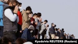 Néma megemlékezés 2021. március 11-én, 14:46-kor Arahamában, a tengerparton. Tíz évvel előtte ekkor tört ki a végzetes földrengés, a mi fukusimai atomkatasztrófához vezetett. 