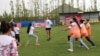 Футбольный фестиваль Live Your Goals ставит целью приобщить к футболу школьниц. В фестивале участвовали ученицы с первого по шестой класс.&nbsp;<br />
<br />
&nbsp;
