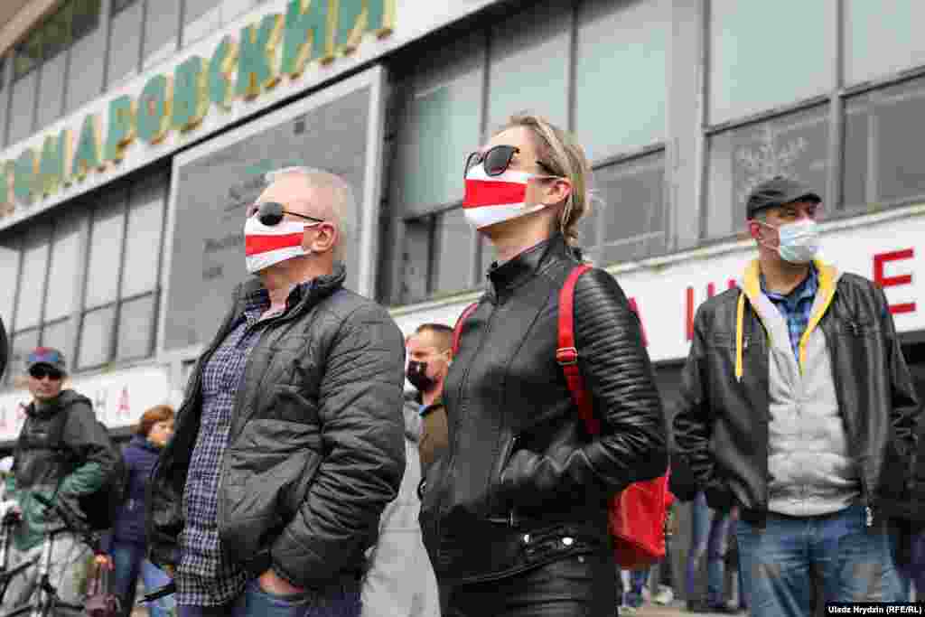 Багато з тих, хто з&rsquo;явився 24 травня біля ринку в Мінську, були в масках і дотримувалися безпечної фізичної дистанції. Лукашенко раніше назвав пандемію COVID-19 &laquo;психозом&raquo;, незважаючи на зростання кількості випадків захворювань і смертей в Білорусі