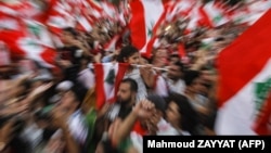 این نخستین بار نیست که معترضان لبنانی «تمام» طبقه حاکم و «همه» احزاب سیاسی شریک در حکومت را «فاسد» خوانده و خواهان کنار رفتن «همه» آن‌ها می‌شود.