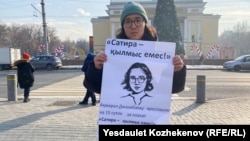 Активистка Oyan, Qazaqstan Акмарал Джакибаева проводит пикет в поддержку арестованного активиста Темирлана Енсебека. 21 января 2024 года