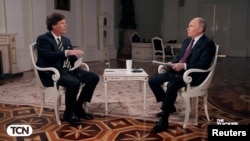 Интервью Владимира Путина (справа) Такеру Карлсону
