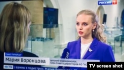 Путиннің үлкен қызы Мария Воронцова мемлекеттік арнаға сұхбат беріп тұр.