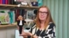 Sarah Gilbert drži u ruci Barbie lutku koja predstavlja upravo nju, Oxford (4. august 2021.)