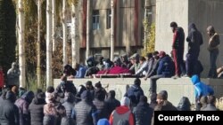 Облыс әкімдігінің алдына қаза болған ер адамның мәйітін әкелген наразылар. Хорог, 25 қараша 2021 жыл.
