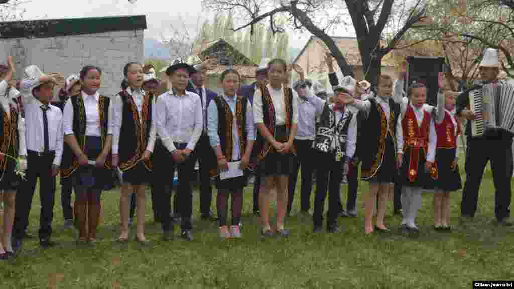 Ошондой эле кыргыз-тажик жаштарына жарандык журналистика боюнча беш күндүк окутуулар башталды. Анын жыйынтыгында эки өлкөнүн улан-кыздары достукту даңазалаган видеороликтерди даярдашат. 