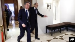 آنتونی بلینکن، وزیر امور خارجه ایالات متحده با همتای اردنی خود ایمن صفدی. امان، یکشنبه ۱۷ دی