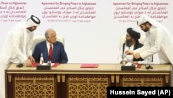 لحظه تاریخی امضای توافقنامه دوحه توسط ملا عبدالغنی برادر از رهبران طالبان و زلمی خلیل‌زاد فرستاده خاص ایالات متحده برای افغانستان. دوحه٬ قطر -۲۹ فبروری ۲۰۲۰
