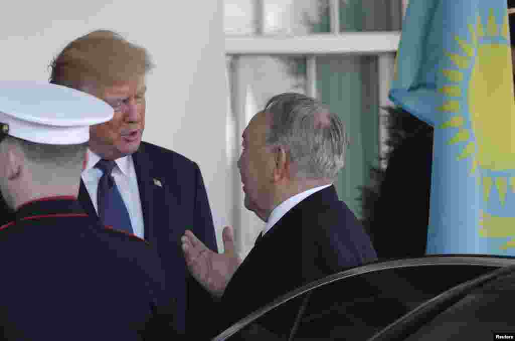 Дональд Трамп встречает Нурсултана Назарбаева перед Белым домом. 