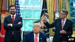 دونالد ترمپ رئیس جمهور ایالات متحده در جریان یک اعلان تجاری در کاخ سفید، ۱۸ ثور