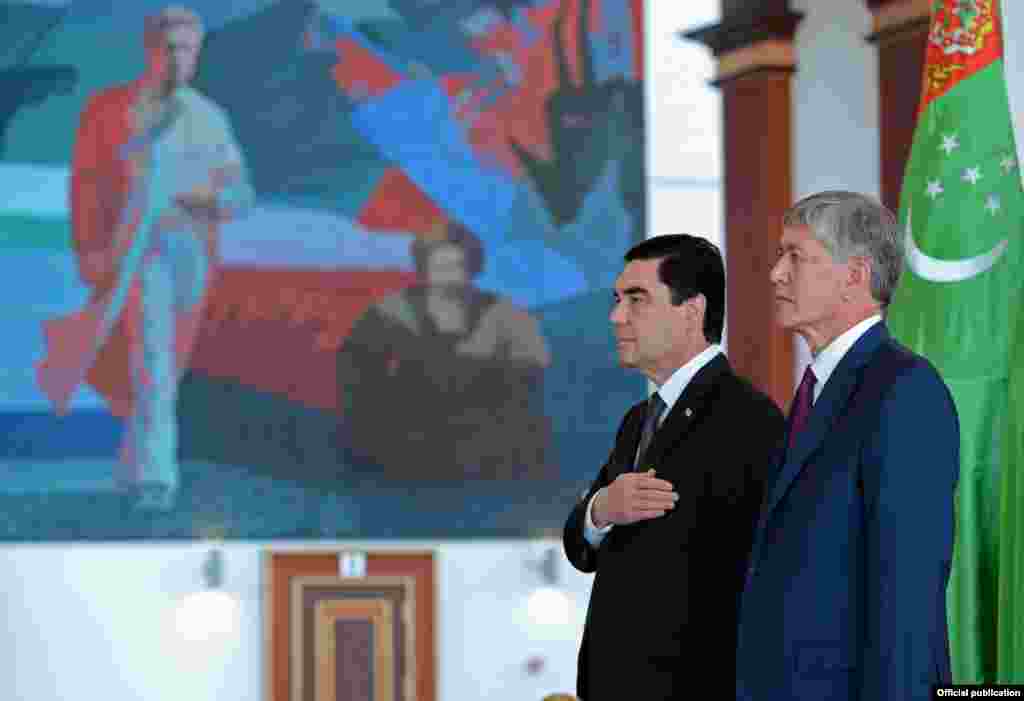 Расмий иш сапар учурунда президенттер тар жана кеңейтилген форматта эки тараптуу сүйлөшүүлөрдү жүргүзүшөт. Жыйынтыгында бир катар эки тараптуу кыргыз-түркмөн документтерине кол коюлары күтүлүүдө. 